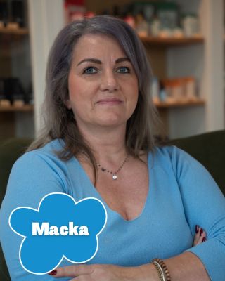 🌼 Macka - náš ženský vzor, plný sily, humoru a lásky Naša Macka je žena, ktorá vôbec nepotrebuje hovoriť veľa, aby z nej...